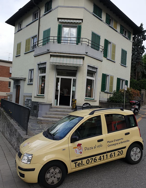 Auto per le consegne di Pizza al volo